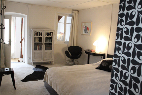 HausPura 2.Stock Weissschwarz Zimmer